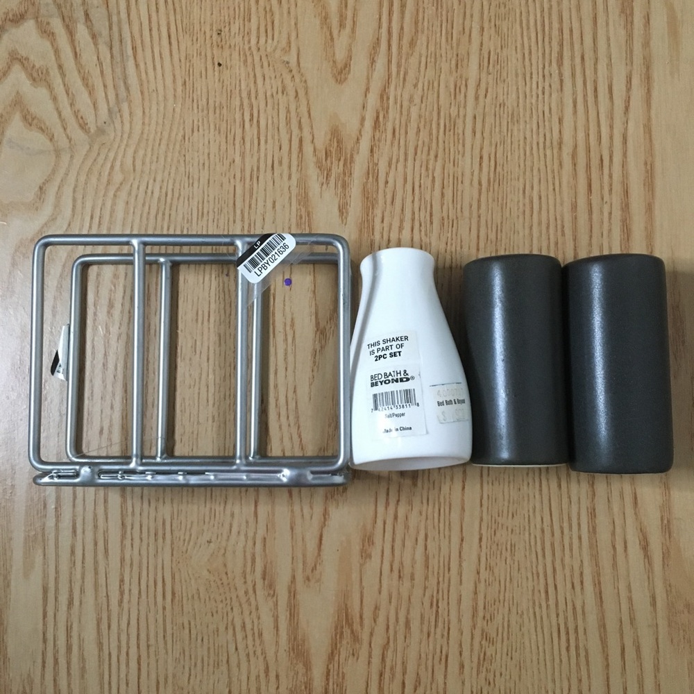 New Bundle Of 4 Fitz & Floyd Salt/Pepper Shakers & Threshold Napkin Holder